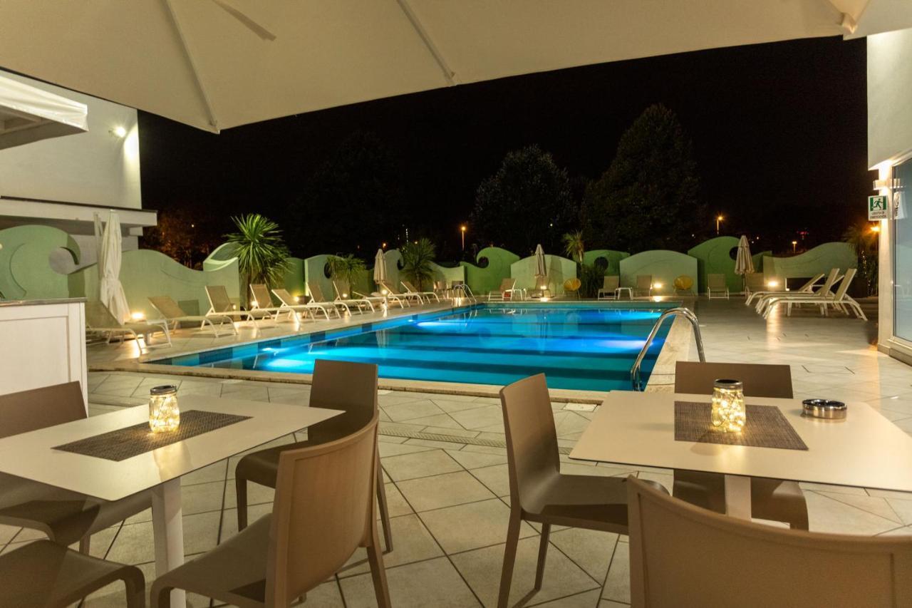 Nero D'Avorio Apartments リミニ エクステリア 写真
